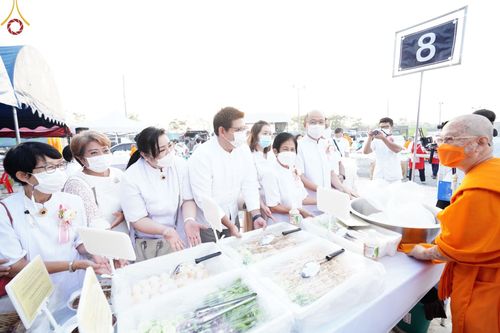 ภาพ No.73906:พิธีถวายภัตตาหารเป็นสังฆทาน แด่คณะพระธรรมยาตราฯ ในโครงการธรรมยาตรากตัญญูบูชา มหาปูชนียาจารย์ พระมงคลเทพมุนี(สด จนฺทสโร) พระผู้ปราบมาร อนุสรณ์สถาน 7 แห่ง ปีที่ 11 วันที่ 23 มกราคม พ.ศ. 2566