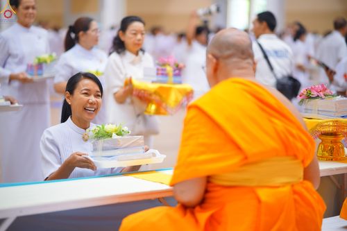 ภาพ No.329086:วันอาทิตย์ที่ 17 พฤษภาคม พ.ศ.2569 พิธีร่วมบุญการศึกษาพระภิกษุสามเณร (หนังสือบาลี นักธรรม ทางก้าวหน้า World-Pec) ณ ห้องแก้วสารพัดนึก 2 วัดพระธรรมกาย