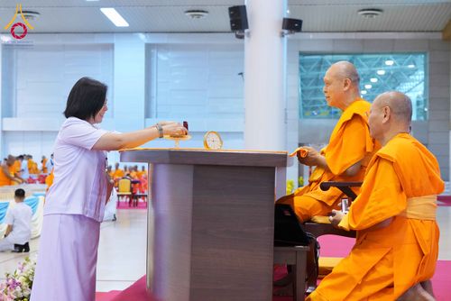 ภาพ No.338026:วันอาทิตย์ต้นเดือน 5 กรกฎาคม พ.ศ.2569 สัมมนาพิเศษ พิธีมอบพระของขวัญ ณ ห้องแก้วสารพัด1 วัดพระธรรมกาย