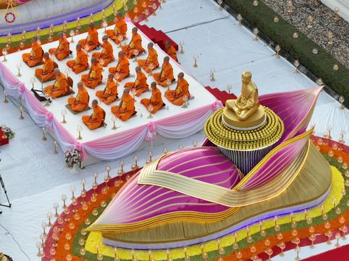 ภาพ No.73287:พิธีจุดประทีปถวายเป็นพุทธบูชา และบูชาธรรมมหาปูชนียาจารย์ ในโครงการธรรมยาตรากตัญญูบูชา มหาปูชนียาจารย์ พระมงคลเทพมุนี(สด จนฺทสโร) พระผู้ปราบมาร ปีที่ 11 ณ อนุสรณ์สถานลำดับที่ 4 สถานที่เกิดด้วยกายธรรม วัดโบสถ์ (บน) บางคูเวียง อ.บางกรวย จ.นนทบุรี วันที่ 21 