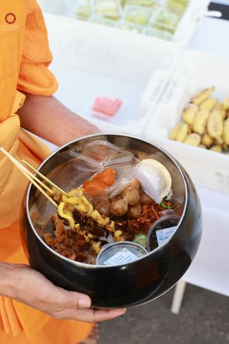 ภาพ No.69878:พิธีถวายภัตตาหารเป็นสังฆทาน แด่คณะพระธรรมยาตราฯ ในโครงการธรรมยาตราฯ ปีที่ 11 ณ อนุสรณ์สถานมหาวิหารพระมงคลเทพมุนี อ.สองพี่น้อง จ.สุพรรณบุรี วันที่ 7 มกราคม พ.ศ. 2566