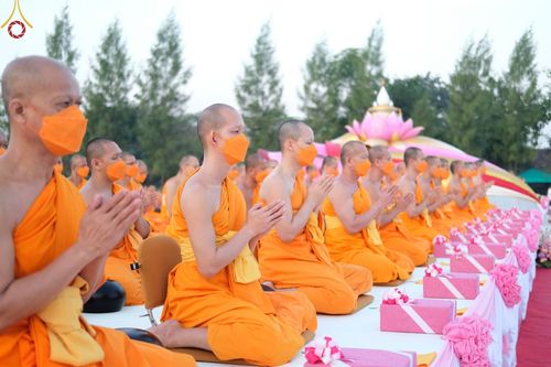 ภาพ No.70568:พิธีตักบาตรพระธรรมยาตราฯ ในโครงการธรรมยาตรากตัญญูบูชา มหาปูชนียาจารย์ พระมงคลเทพมุนี(สด จนฺทสโร) พระผู้ปราบมาร ปีที่ 11 ณ อนุสรณ์สถานลำดับที่ 2 สถานที่ตั้งมโนปณิธานบวชตลอดชีวิต อนุสรณ์สถานคลองบางนางแท่น อ.สามพราน จ.นครปฐม วันที่ 14 มกราคม พ.ศ. 2566