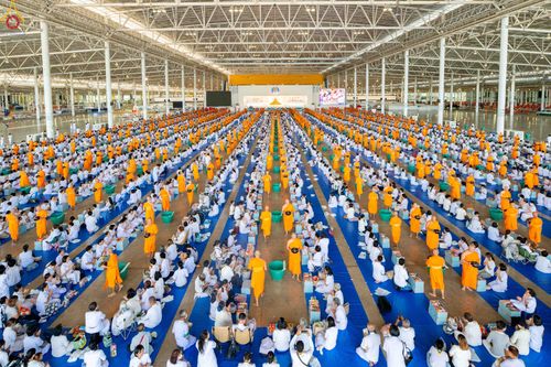 ภาพ No.345371:วันพฤหัสบดีที่ 27 สิงหาคม พ.ศ.2569 พิธีตักบาตรในวันธรรมชัย ณ สภาธรรมกายสากล วัดพระธรรมกาย ปทุมธานี