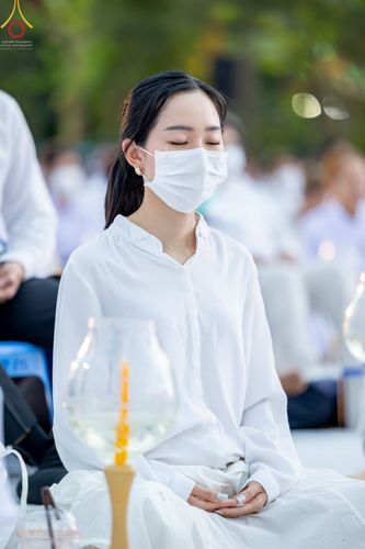ภาพ No.70215:พิธีจุดประทีปถวายเป็นพุทธบูชา และบูชาธรรมมหาปูชนียาจารย์ ในโครงการธรรมยาตรากตัญญูบูชา มหาปูชนียาจารย์ พระมงคลเทพมุนี(สด จนฺทสโร) พระผู้ปราบมาร ปีที่ 11 ณ อนุสรณ์สถานลำดับที่ 2 สถานที่ตั้งมโนปณิธานบวชตลอดชีวิต อนุสรณ์สถานคลองบางนางแท่น อ.สามพราน จ.นครปฐม 