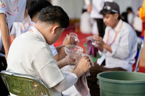 ภาพ No.330107:วันที่ 27-29 พฤษภาคม พ.ศ.2569 MBMI Tangerang (Majelis Agama Buddha Mahanikaya) ได้มีการเตรียมงานเพื่อจัดงานวิสาขบูชานานาชาติ  ชึ่งในงานจะมีการจุดประทีปโคมลาน โคมลอย กว่า 20,000 ดวง  เพื่อน้อมถวายเป็นพุทธบูชา และเพื่อเป็นการกระชับสัมพันธมิตรภาพ
