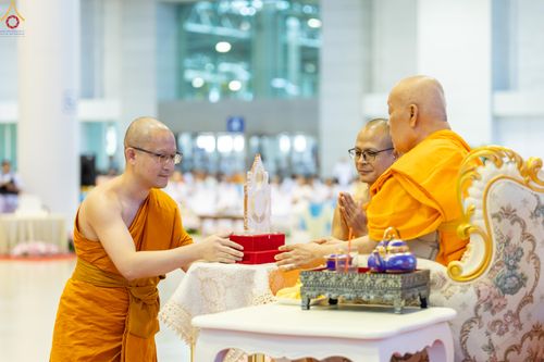 ภาพ No.342226:วันอาทิตย์ที่ 2 สิงหาคม พ.ศ.2569 พิธีมุทิตาสักการะพระภิกษุ  ผู้สอบได้เปรียญธรรม 9 ประโยค ระดับโลก ปีที่ 38, พิธีมอบโล่เกียรติยศ และทุนการศึกษา สำนักเรียนบาลีดีเด่นทั่วประเทศ ณ สภาธรรมกายสากล วัดพระธรรมกาย