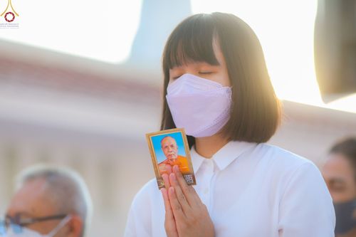 ภาพ No.73592:พิธีตักบาตรพระธรรมยาตราฯ ในโครงการธรรมยาตรากตัญญูบูชา มหาปูชนียาจารย์ พระมงคลเทพมุนี(สด จนฺทสโร) พระผู้ปราบมาร ปีที่ 11 ณ อนุสรณ์สถานลำดับที่ 4 สถานที่เกิดด้วยกายธรรม วัดโบสถ์ (บน) บางคูเวียง อ.บางกรวย จ.นนทบุรี วันที่ 22 มกราคม พ.ศ. 2566