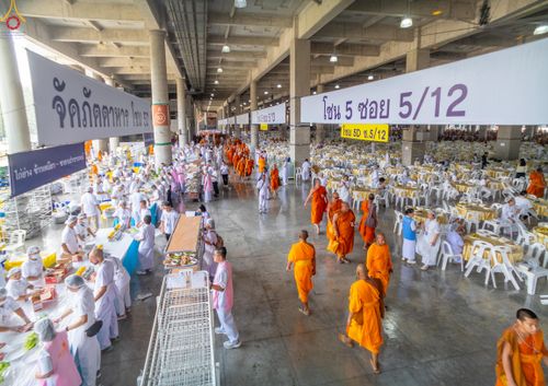 ภาพ No.323749:วันที่ 22 เมษายน พ.ศ.2569(วันคุ้มครองโลก) งานถวายมหาสังฆทาน 40,000 กว่าวัดทั่วประเทศ คณะสงฆ์ฉันภัตตาหารเพล
