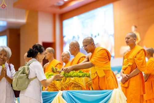 ภาพ No.311703:วันอาทิตย์ต้นเดือนที่ 1 มีนาคม พ.ศ.2569 สัมมนาพิเศษ พิธีมอบรูปหล่อโลหะหลวงปู่วัดปากน้ำ พระมงคลเทพมุนี พิธีมุทิตาสักการะในโอกาสพระครูปลัดรัตนวีรวัฒน์(รังสฤษดิ์ อิทธิจินฺตโก) เจ้าอาวาสวัดพระธรรมกาย  ดำรงตำแหน่งเป็น “ที่ปรึกษาเจ้าคณะจังหวัดปทุมธานี”  ณ ห้อง