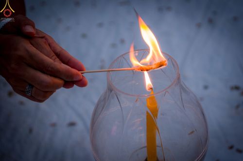 ภาพ No.71915:พิธีจุดประทีปถวายเป็นพุทธบูชา และบูชาธรรมมหาปูชนียาจารย์ ในโครงการธรรมยาตรากตัญญูบูชา มหาปูชนียาจารย์ พระมงคลเทพมุนี(สด จนฺทสโร) พระผู้ปราบมาร ปีที่ 11 ณ อนุสรณ์สถานลำดับที่ 3 สถานที่เกิดใหม่ในเพศสมณะ วัดสองพี่น้อง อ.สองพี่น้อง จ.สุพรรณบุรี วันที่ 17 มกร