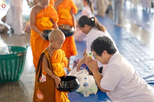ภาพ No.327956:วันที่ 3 พฤษภาคม พ.ศ.2569 พิธีตักบาตร ข้าวสารอาหารแห้ง ณ บ้านแก้วเรือนทองคุณยายอาจารย์ฯ วัดพระธรรมกาย
