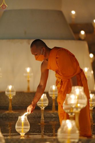 ภาพ No.69490:พิธีจุดประทีปถวายเป็นพุทธบูชา และบูชาธรรมมหาปูชนียาจารย์ ในโครงการธรรมยาตรากตัญญูบูชา มหาปูชนียาจารย์ พระมงคลเทพมุนี(สด จนฺทสโร) พระผู้ปราบมาร ปีที่ 11 ณ อนุสรณ์สถานมหาวิหารพระมงคลเทพมุนี อ.สองพี่น้อง จ.สุพรรณบุรี