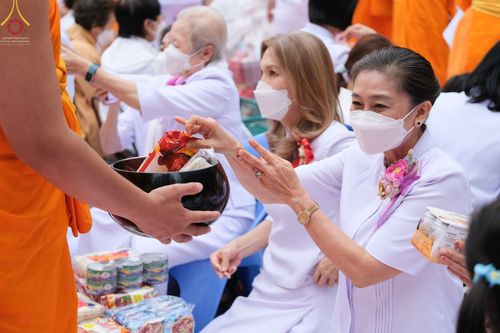 ภาพ No.69631:พิธีตักบาตรพระธรรมยาตราฯ ในโครงการธรรมยาตรากตัญญูบูชา มหาปูชนียาจารย์ พระมงคลเทพมุนี(สด จนฺทสโร) พระผู้ปราบมาร ปีที่ 11 ณ อนุสรณ์สถานลำดับที่ 1 สถานที่เกิดด้วยรูปกายเนื้อ อนุสรณ์สถานมหาวิหารพระมงคลเทพมุนี อ.สองพี่น้อง จ.สุพรรณบุรี