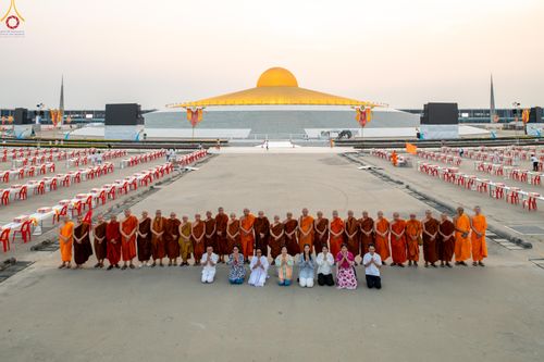 ภาพ No.323133:วันที่ 19 เมษายน พ.ศ.2569 การเรียงกล่องไทยธรรม , เตรียมงานจราจร เพื่องานถวายมหาสังฆทาน 40,000 กว่าวัดทั่วประเทศ วันคุ้มครองโลก 22 เมษายน พ.ศ.2569 วัดพระธรรมกาย