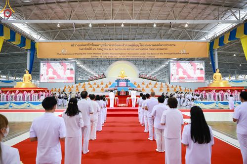 ภาพ No.83677:พิธีวางแผ่นจารึกชื่อและพิธีวางพวงมาลัยสักการะพระประธาน วันอาทิตย์ที่ 16 กรกฎาคม พ.ศ. 2566 ณ รัตนบัลลังก์ สภาธรรมกายสากล วัดพระธรรมกาย