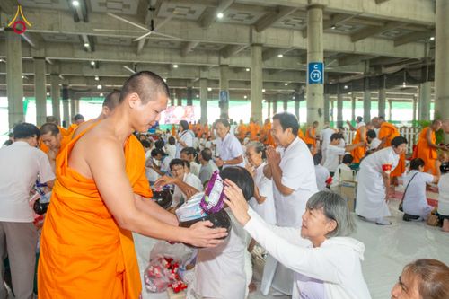 ภาพ No.342925:วันอาทิตย์ที่ 9 สิงหาคม พ.ศ.2569 พิธีตักบาตรฉลองพระใหม่ โครงการบรรพชาและอุปสมบทหมู่ รุ่นเข้าพรรษา ณ มหารัตนวิหาคด คอร์ 26 วัดพระธรรมกาย