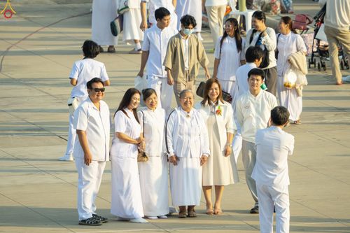 ภาพ No.279954:วันที่ 1 มกราคม พ.ศ.2569 พิธีตักบาตรในวันขึ้นปีใหม่ ณ ลานธรรม วัดพระธรรมกาย