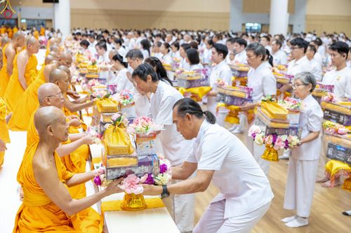 ภาพ No.341825:วันพุธที่ 29 กรกฎาคม พ.ศ. 2569 พิธีถวายผ้าอาบน้ำฝน เทียนพรรษาและประทีปโคมไฟ ณ ห้องแก้วสารพัดนึก 2 สภาธรรมกายสากล วัดพระธรรมกาย