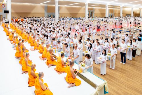 ภาพ No.280584:วันที่ 28 ธันวาคม พ.ศ.2568 พิธีถวายอุปกรณ์ทำความสะอาด ณ ห้องแก้วสารพัดนึก วัดพระธรรมกาย