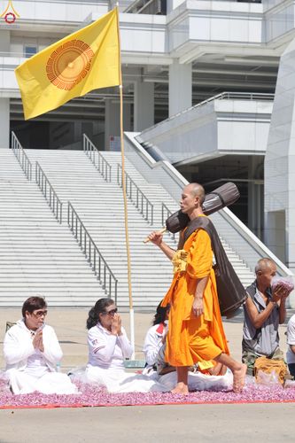 ภาพ No.304625:วันที่ 25 มกราคม พ.ศ. 2569 พิธีต้อนรับพระธรรมยาตรา (ภาพชุดที่ 2) รร.สามัคคีราษฏร์บำรุง-วัดพระธรรมกาย ในโครงการธรรมยาตรา กตัญญูบูชา มหาปูชนียาจารย์ พระมงคลเทพมุนี(สด จนฺทสโร) พระผู้ปราบมาร อนุสรณ์สถาน 7 แห่ง ปีที่ 14