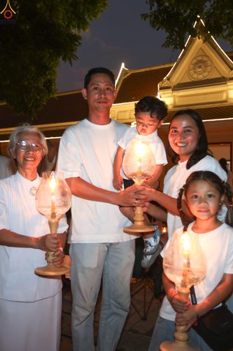 ภาพ No.297196:วันที่ 17 มกราคม พ.ศ. 2569 พิธีจุดประทีปถวายเป็นพุทธบูชา และบูชาธรรมมหาปูชนียาจารย์ (ภาพชุดที่ 2) ณ วัดโบสถ์บน ต.บางคูเวียง จ.นนทบุรี อนุสรณ์สถานลำดับที่ 4 สถานที่เกิดด้วยกายธรรม ในโครงการธรรมยาตรา กตัญญูบูชา มหาปูชนียาจารย์ พระมงคลเทพมุนี(สด จนฺทสโร) พร