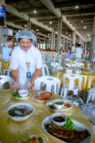 ภาพ No.325883:วันที่ 22 เมษายน พ.ศ.2569(วันคุ้มครองโลก) งานถวายมหาสังฆทาน 40,000 กว่าวัดทั่วประเทศ เจ้าหน้าที่ สาธุชน ร่วมใจจัดเตรียมภัตตาหารเพล (ชุด 2)