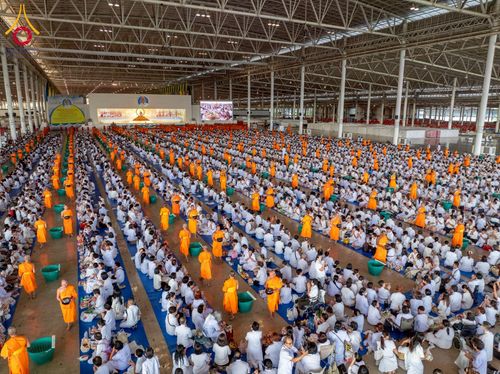 ภาพ No.215193:วันอาทิตย์ต้นเดือนที่ 6 เมษายน พ.ศ. 2568 พิธีตักบาตรข้าวสารอาหารแห้ง ณ บ้านแก้วเรือนทองคุณยาย สภาธรรมกายสากล วัดพระธรรมกาย