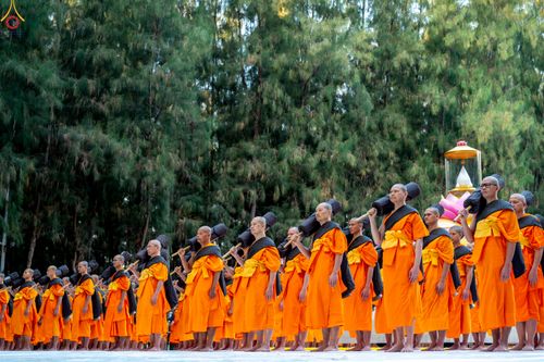 ภาพ No.288451:วันที่ 4 มกราคม พ.ศ. 2569 พระธรรมยาตราปฏิบัติธรรม และถ่ายภาพหมู่ประวัติศาสตร์ ในโครงการธรรมยาตรา กตัญญูบูชา มหาปูชนียาจารย์ พระมงคลเทพมุนี(สด จนฺทสโร) พระผู้ปราบมาร อนุสรณ์สถาน 7 แห่ง ปีที่ 14 ณ อนุสรณ์สถานมหาวิหารพระมงคลเทพมุนี (โลตัสแลนด์) อ.สองพี่น้อง