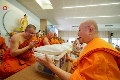 ภาพ No.313770:วันเสาร์ที่ 14 มีนาคม พ.ศ. 2569 พิธีตักบาตรแด่คณะสงฆ์ 323 วัด 4 จังหวัดชายแดนภาคใต้ พิธีถวายสังฆทานแด่คณะสงฆ์ 323 วัด ปีที่ 22 ครั้งที่ 183 พิธีมอบกองทุนหนุนแรงใจช่วยครูใต้ ปีที่ 19 ครั้งที่ 146 และพิธีทำบุญอุทิศส่วนกุศลให้ผู้วายชนม์ ณ ศูนย์ปฏิบัติธรรมภา