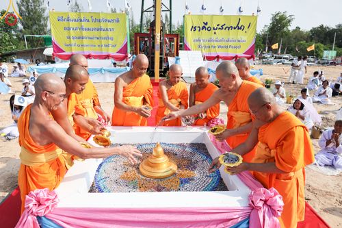 ภาพ No.327208:วันศุกร์ที่ 1 พฤษภาคม พ.ศ.2569 พิธีทอดผ้าป่า โปรยรัตนชาติ ตอกเสาเข็มมงคลต้นแรก สถาปนา “องค์พระเจดีย์เพื่อสร้างสันติภาพโลก” (แห่งแรกของภาคอีสาน) ณ ธุดงคสถานอำนาจเจริญ  อ.เมือง จ.อำนาจเจริญ