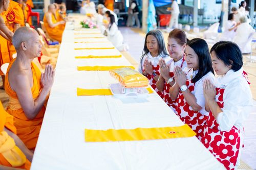 ภาพ No.288872:วันที่ 6 มกราคม พ.ศ. 2569 พิธีถวายภัตตาหารเป็นสังฆทาน แด่พระธรรมยาตรา ในโครงการธรรมยาตรา กตัญญูบูชา มหาปูชนียาจารย์ พระมงคลเทพมุนี(สด จนฺทสโร) พระผู้ปราบมาร อนุสรณ์สถาน 7 แห่ง ปีที่ 14 ณ อนุสรณ์สถานมหาวิหารพระมงคลเทพมุนี (โลตัสแลนด์) อ.สองพี่น้อง จ.สุพรร