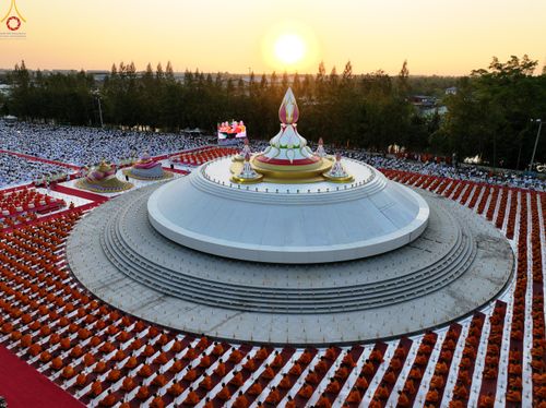 ภาพ No.292052:วันที่ 10 มกราคม พ.ศ. 2569 พิธีจุดประทีปถวายเป็นพุทธบูชา และบูชาธรรมมหาปูชนียาจารย์  ณ อนุสรณ์สถานคลองบางนางแท่น อ.สามพราน จ.นครปฐม ในโครงการธรรมยาตรา กตัญญูบูชา มหาปูชนียาจารย์ พระมงคลเทพมุนี(สด จนฺทสโร) พระผู้ปราบมาร อนุสรณ์สถาน 7 แห่ง ปีที่ 14