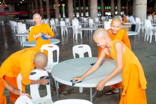 ภาพ No.322286:วันที่ 15 เมษายน พ.ศ.2569 การเตรียมงาน เช็ดโต๊ะ เก้าอี้ ปูผ้าโต๊ะฉัน เพื่องานถวายมหาสังฆทาน 40,000 กว่าวัดทั่วประเทศ วันคุ้มครองโลก 22 เมษายน พ.ศ.2569 วัดพระธรรมกาย