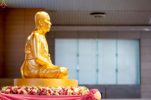 ภาพ No.251210:วันที่ 10 ตุลาคม พ.ศ. 2568 พิธีปฏิบัติธรรม ในวันคล้ายวันเกิด 141 ปี พระมงคลเทพมุนี (สด จนฺทสโร) พระผู้ปราบมาร ณ สภาธรรมกายสากล วัดพระธรรมกาย