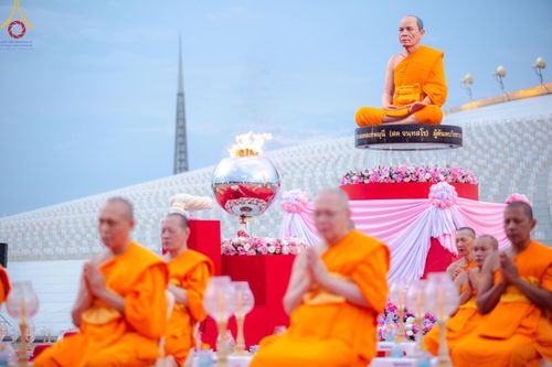 ภาพ No.160539:พิธีจุดประทีป 20,000 ดวง บูชาพระมหาธรรมกายเจดีย์ และบูชาพระมงคลเทพมุนี (สด จนฺทสโร) พระผู้ปราบมาร ณ ลานธรรม พระมหาธรรมกายเจดีย์ วัดพระธรรมกาย จ.ปทุมธานี วันที่ 10 ตุลาคม พ.ศ. 2567