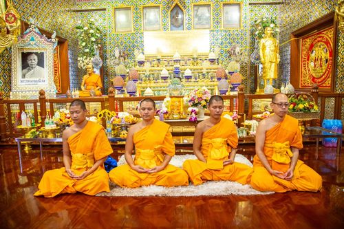 ภาพ No.201527:พิธีจุดประทีปถวายเป็นพุทธบูชา และบูชาธรรมมหาปูชนียาจารย์ ณ อาคารธรรมยาตรา กตัญญูบูชามหาปูชนียาจารย์ ตรงข้ามวัดปากน้ำภาษีเจริญ จ.กรุงเทพมหานคร ในโครงการธรรมยาตรา กตัญญูบูชา มหาปูชนียาจารย์ พระมงคลเทพมุนี(สด จนฺทสโร) พระผู้ปราบมาร อนุสรณ์สถาน 7 แห่ง