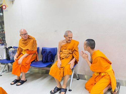 ภาพ No.60273:การต้อนรับพระสังฆาธิการ 10,000 กว่าวัดทั่วประเทศ พิธีมอบปัจจัยช่วยเหลือครู 4 จังหวัดชายแดนภาคใต้ พิธีปฏิบัติธรรม ในวันคุ้มครองโลก วันจันทร์ที่ 22 เมษายน พ.ศ.2567 ณ วัดพระธรรมกาย จ.ปทุมธานี