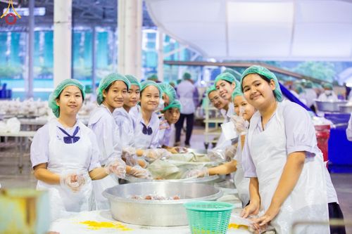 V.40 ภัตตาหารพระหมื่นวัด เราจัดให้ การปฏิบัติงานของเจ้าหน้าที่และอาสาสมัคร เพื่อรับบุญในการถวายภัตตาหาร แด่คณะสงฆ์ 10,000 กว่าวัดทั่วประเทศ ที่มาร่วมงานวันคุ้มครองโลก จันทร์ที่ 22 เมษายน พ.ศ. 2567 ณ วัดพระธรรมกาย