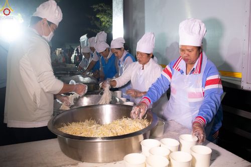 ภาพ No.189370:พิธีถวายภัตตาหารเป็นสังฆทาน แด่พระธรรมยาตรา ในโครงการธรรมยาตรา กตัญญูบูชา มหาปูชนียาจารย์ พระมงคลเทพมุนี(สด จนฺทสโร) พระผู้ปราบมาร อนุสรณ์สถาน 7 แห่ง ปีที่ 13 ณ อนุสรณ์สถานมหาวิหารพระมงคลเทพมุนี (โลตัสแลนด์) อ.สองพี่น้อง จ.สุพรรณบุรี วันที่ 5 มกราคม 2568