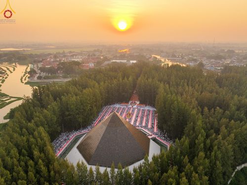 ภาพ No.107332:พิธีตักบาตรพระธรรมยาตราฯ ในโครงการธรรมยาตรากตัญญูบูชา มหาปูชนียาจารย์ พระมงคลเทพมุนี(สด จนฺทสโร) พระผู้ปราบมาร ปีที่ 12 ณ อนุสรณ์สถานมหาวิหารพระมงคลเทพมุนี อ.สองพี่น้อง จ.สุพรรณบุรี วันที่ 7 มกราคม พ.ศ. 2567