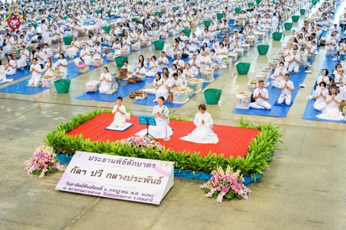 ภาพ No.231976:วันอาทิตย์ที่ 6 กรกฏาคม พ.ศ. 2568 พิธีตักบาตร ข้าวสารอาหารแห้ง  พิธีบูชาข้าวพระ สัมมนาพิเศษราชเหล็ก ณ สภาธรรมกายสากล วัดพระธรรมกาย