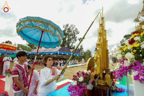 ภาพ No.255427:วันที่ 13 ตุลาคม พ.ศ. 2568 พิธีบรรจุพระบรมสารีริกธาตุ ผูกผ้า 7 สี เพื่อความเป็นสิริมงคล  และ ยกช่อฟ้า ประดิษฐานบนหลังคาอุโบสถวัดทุ่งเจริญธรรม ถวายบูชาธรรม 81 ปี หลวงพ่อธัมมชโย โดยคณะศิษยานุศิษย์ ณ วัดทุ่งเจริญธรรม อ.อมก๋อย จ.เชียงใหม่