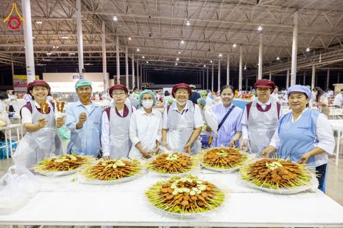 ภาพ No.203153:พิธีถวายภัตตาหารเป็นสังฆทาน แด่พระธรรมยาตรา ณ วัดพระธรรมกาย ตำบลคลองสาม อำเภอคลองหลวง จังหวัดปทุมธานี ในโครงการธรรมยาตรา กตัญญูบูชา มหาปูชนียาจารย์ พระมงคลเทพมุนี(สด จนฺทสโร) พระผู้ปราบมาร อนุสรณ์สถาน 7 แห่ง ปีที่ 13 วันที่ 29 มกราคม พ.ศ. 2568