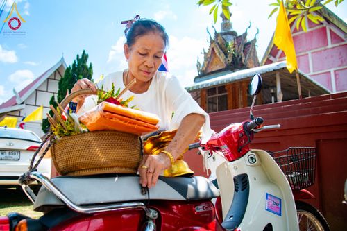 ภาพ No.173354:พิธีทอดกฐิน วัดทาป่าสัก จ.ลำพูน ในโครงการกฐินสามัคคีทั่วไทย 30,000 วัด บูชาธรรม 80 ปี หลวงพ่อธัมมชโย โดยคณะศิษยานุศิษย์วัดพระธรรมกาย วันที่ 3 พฤศจิกายน พ.ศ. 2567