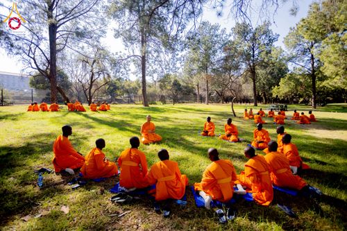 ภาพ No.232955:วันอาทิตย์ 29 มิถุนายน พ.ศ. 2568 กิจกรรมอบรมธรรมทายาทแอฟริกาใต้  ปฏิบัติธรรมสร้างสันติสุขภายใน แสงแห่งพุทธธรรมสู่แผ่นดินแอฟริกาใต้ ณ บริเวณหน้าวัดพระธรรมกายโจฮันเนสเบิร์ก