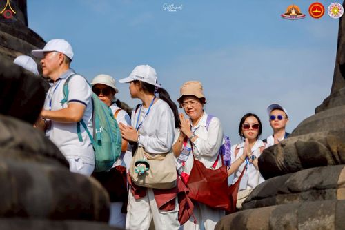 ภาพ No.224434:วันจันทร์ที่ 12 พฤษภาคม พ.ศ. 2568  ชาวพุทธในอินโดนีเซีย ร่วมฉลองวิสาขบูชาจุดประทีปกว่า 200,000 ดวง ณ พระมหาเจดีย์บรมพุทโธ  เจริญพุทธมนต์ถวาย “พระวชิรเกล้าเจ้าอยู่หัว”