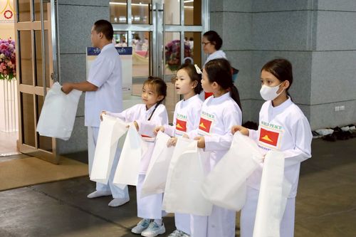 ภาพ No.228276:วันอาทิตย์ที่ 8 มิถุนายน พ.ศ. 2568 พิธีถวายทุนสนับสนุนพระไตรปิฎกฉบับธรรมชัย และอนุรักษ์คัมภีร์โบราณ ณ ห้องแก้วสารพัดนึก 2 วัดพระธรรมกาย