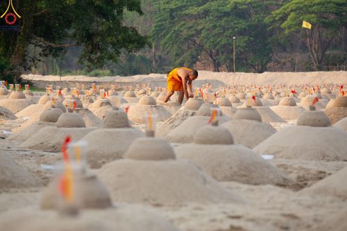 ภาพ No.138596:Photo Story  มหัศจรรย์วัดดงดินแดง Episode 6 พระภิกษุ-สามเณร ในโครงการบรรพชาอุปสมบทหมู่  กว่า 500 รูป และศีลจาริณีกว่า 300 คน ร่วมกันก่อพระเจดีย์ทราย 20,000 องค์ และจุดประทีป  บูชาธรรม 80 ปี หลวงพ่อธมฺมชโย กลางลำน้ำแม่ตื่น