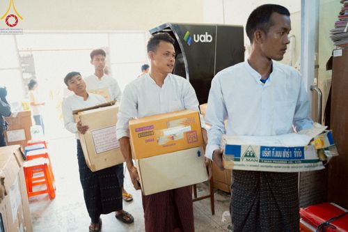 ภาพ No.220261:วันที่ 17 เมษายน พ.ศ. 2568 ผู้แทนวัดพระธรรมกาย ลงพื้นที่เยียวยา ซับน้ำตาเหยื่อแผ่นดินไหวมัณฑะเลย์