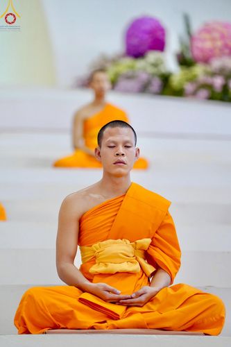 ภาพ No.219360:วันอังคารที่ 22 เมษายน พ.ศ. 2568 พิธีมอบปัจจัยช่วยเหลือครู 4 จังหวัดชายแดนภาคใต้ , พิธีกล่าวคำถวายอุปกรณ์ เพื่อเตรียมการต้อนรับคณะสงฆ์ฯ , พิธีกล่าวคำถวายภัตตาหารเป็นสังฆทาน , คณะสงฆ์ฉันภัตตาหารเพล  เนื่องในวันคุ้มครองโลก พิธีถวายมหาสังฆทานแด่คณะสงฆ์